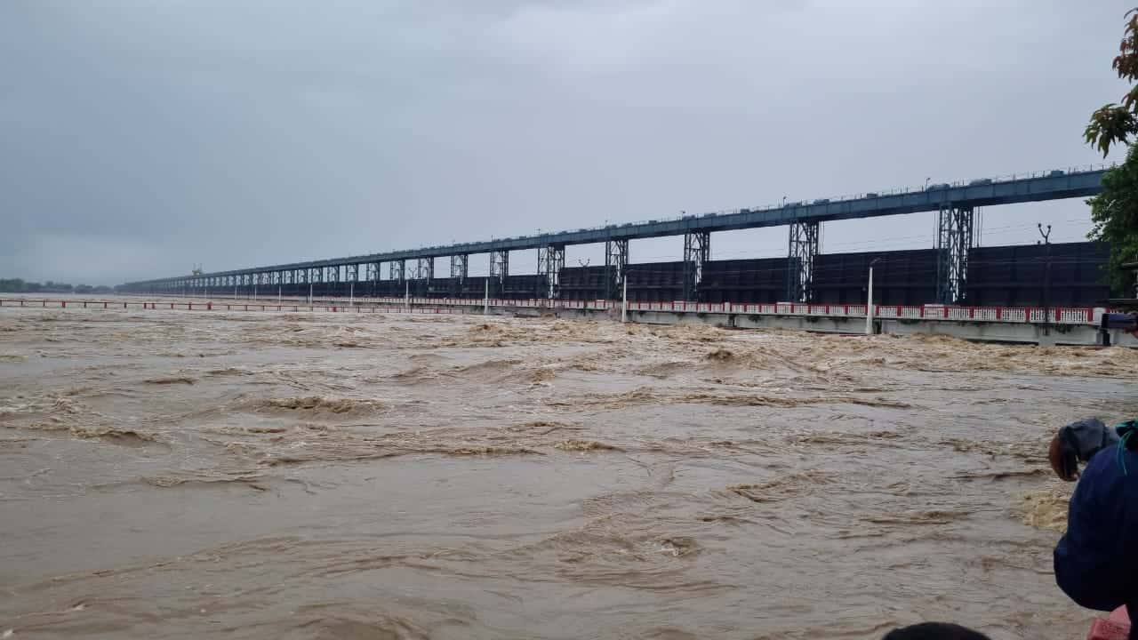 कोसी बराज से छोड़ा गया 1.25 लाख क्यूसेक से अधिक पानी, तटवर्ती इलाकों में बढ़ाई गई निगरानी
