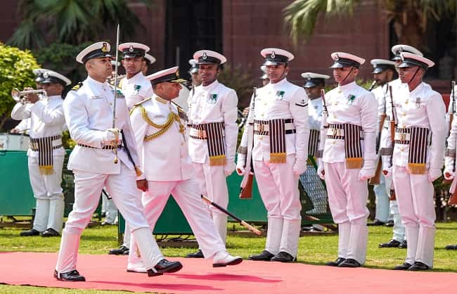देश के 27वें नौसेना प्रमुख एडमिरल कृष्णा स्वामीनाथन ने कार्यभार संभाला