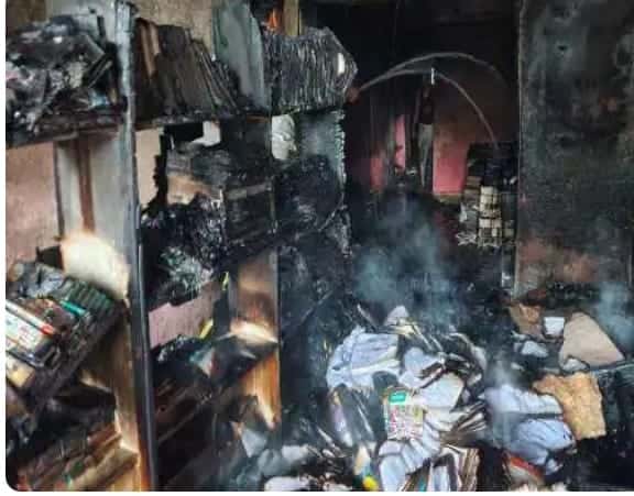 किताब की दुकान में लगी आग, पीड़ित को लाखों का नुकसान