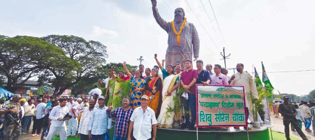 दिशोम गुरु शिबू सोरेन की प्रथम पुण्यतिथि पर चाईबासा में दिशोम गुरु शिबू सोरेन की प्रतिमा का अनावरण