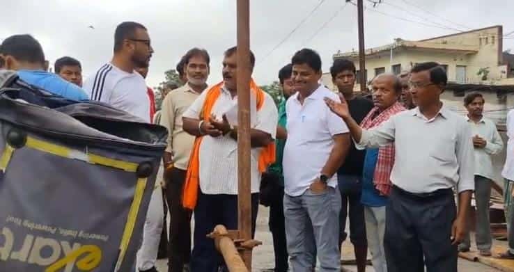 झिलिया पुल निर्माण में लापरवाही से बढ़ी मुसीबत, डायवर्शन रोड बहा,पेयजल पाइप क्षतिग्रस्त
