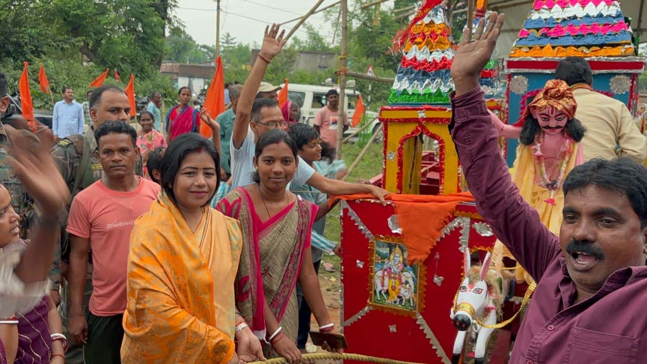 सोनडिमरा की ऐतिहासिक घूरती रथ यात्रा में शामिल हुईं विधायक ममता देवी, हाई मास्क लाइट का किया उद्घाटन