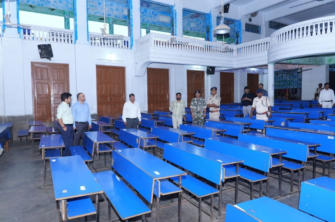नीट-यूजी परीक्षा की तैयारियों का डीसी और एसपी ने लिया जायजा, केंद्रों का किया निरीक्षण - header image