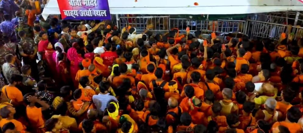 देवघर में बाबा बैद्यनाथ धाम में पहली सोमवारी पर 3.17 लाख श्रद्धालुओं ने किया जलार्पण - header image