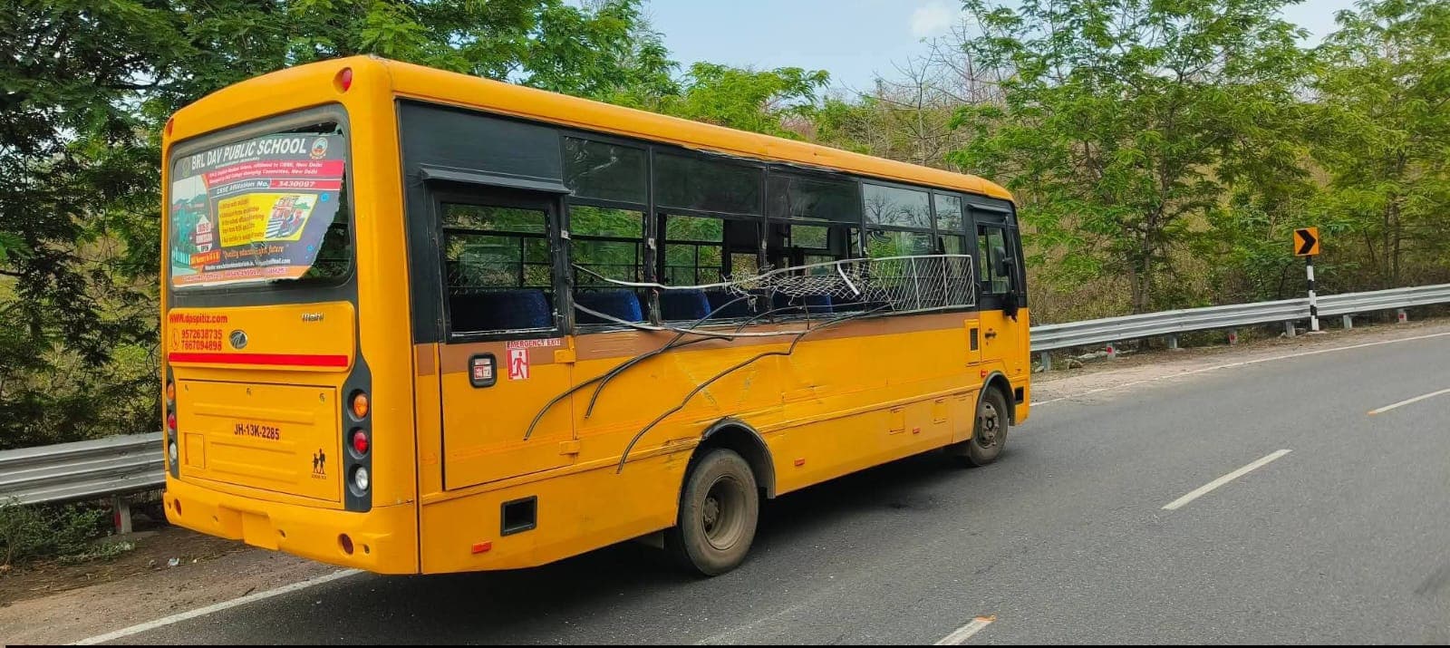 डीएवी स्कूल भंडारीदह की बस और एक हाईवा के बीच हुई जोरदार टक्कर में  दर्जनों बच्चे घायल - header image