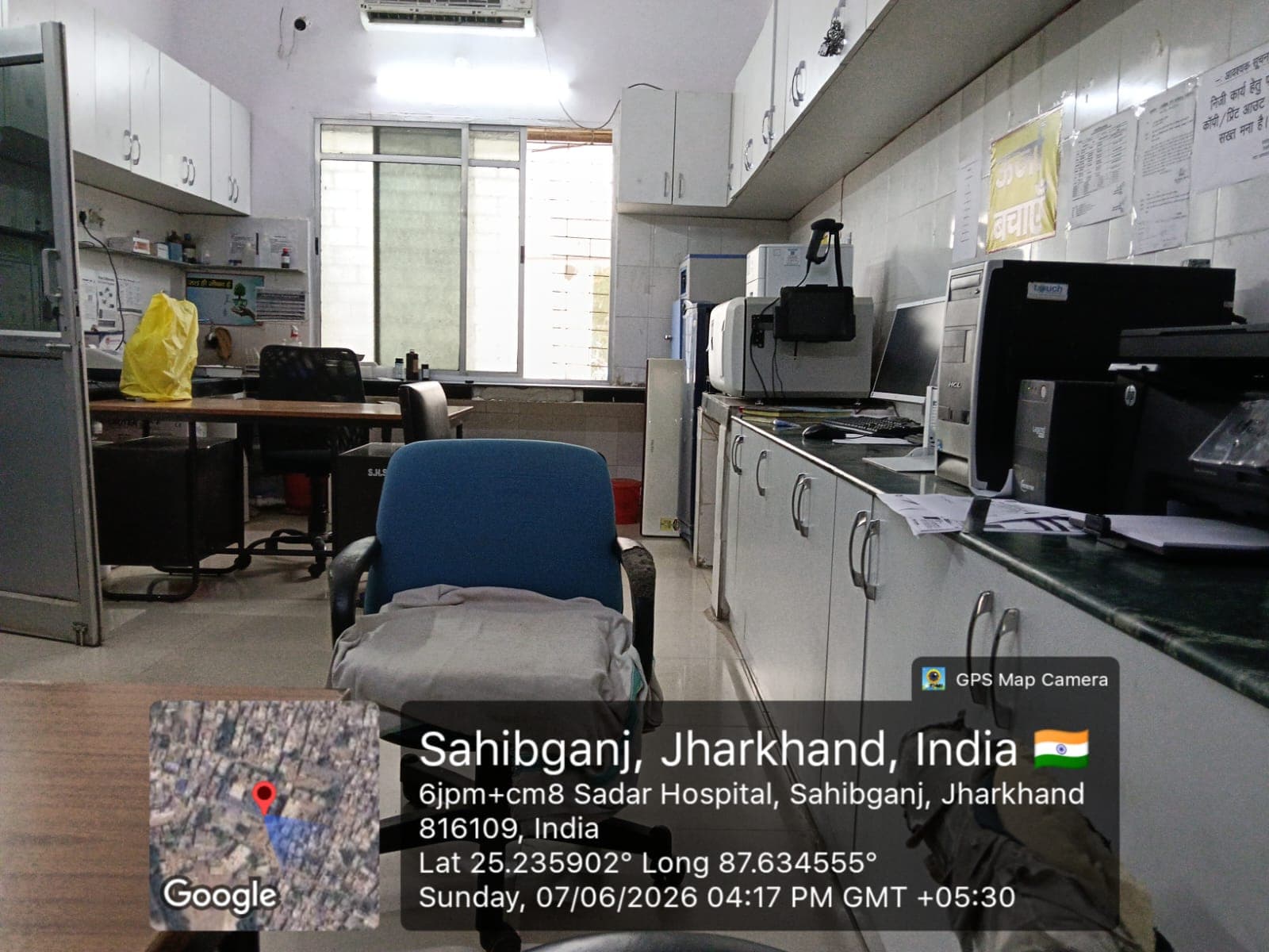 सदर अस्पताल के सेंट्रल लैब के सैंपल क्लेक्शन सेंटर में तैनात स्वास्थ्य कर्मी पाए गए नदारद, मरीजों को हुई भारी परेशानी - header image