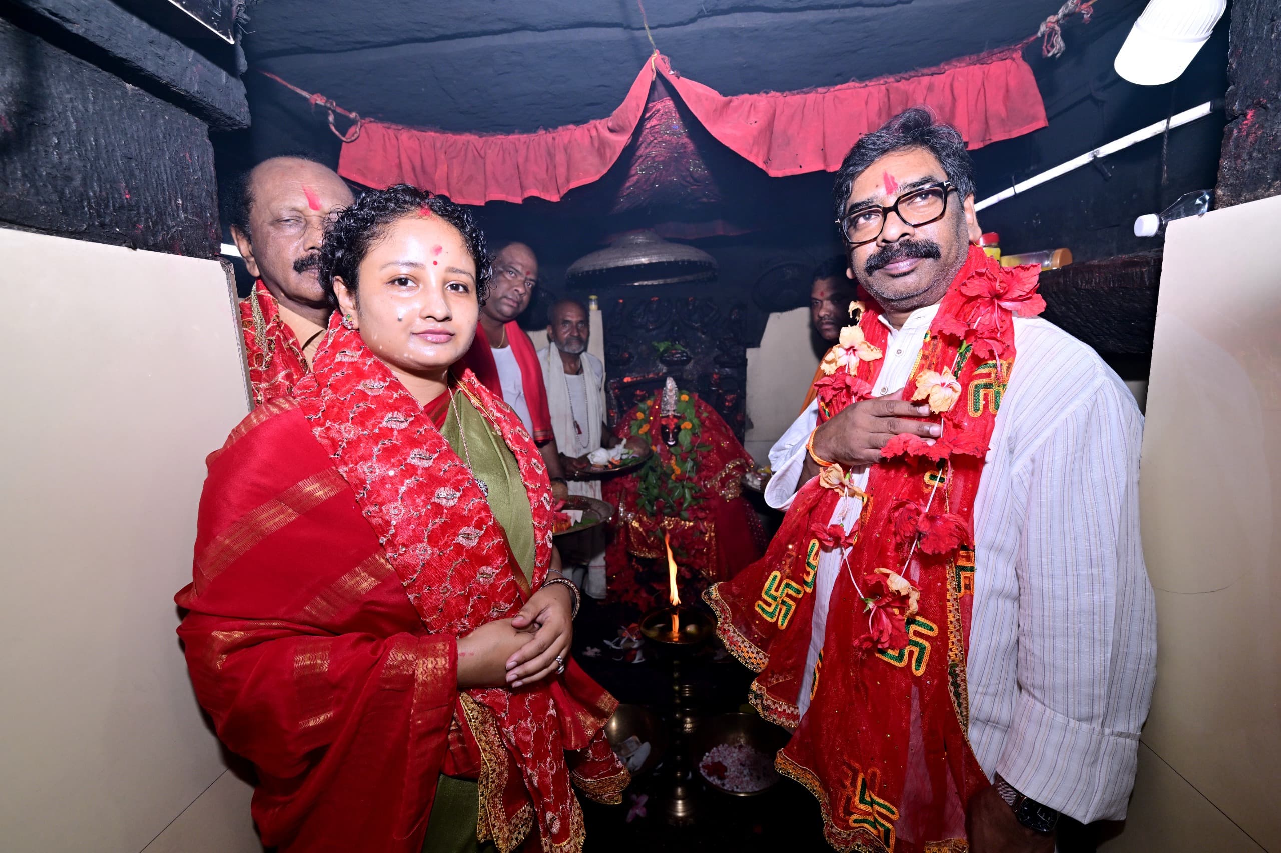 मुख्यमंत्री हेमन्त पत्नी कल्पना सोरेन संग पहुंचे दिउड़ी मंदिर, सोलहभुजी माँ दिउड़ी की पूजा अर्चना - header image