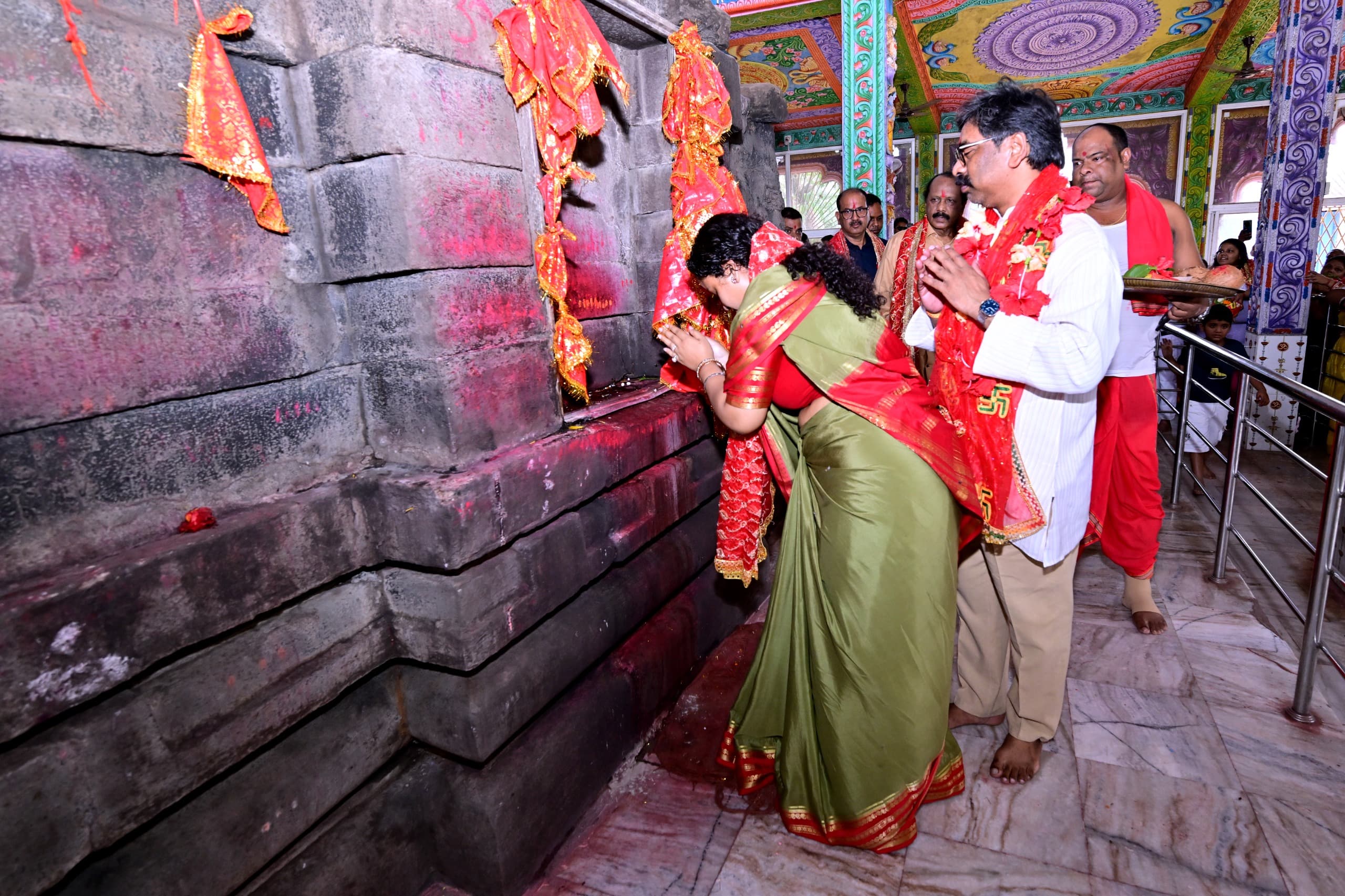 मुख्यमंत्री हेमन्त पत्नी कल्पना सोरेन संग पहुंचे दिउड़ी मंदिर, सोलहभुजी माँ दिउड़ी की पूजा अर्चना - header image