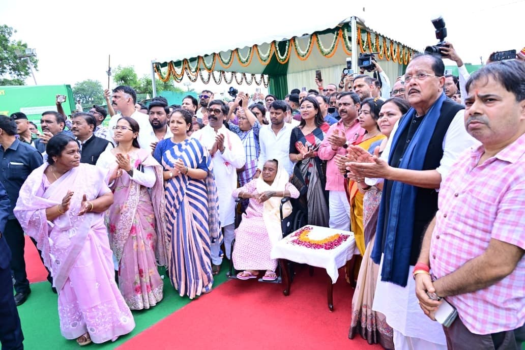 पद्म भूषण दिशोम गुरु शिबू सोरेन की आदमकद प्रतिमा का मुख्यमंत्री ने किया अनावरण - header image