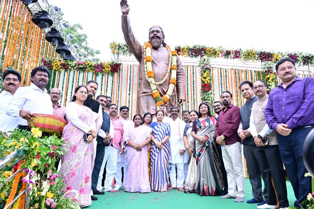 पद्म भूषण दिशोम गुरु शिबू सोरेन की आदमकद प्रतिमा का मुख्यमंत्री ने किया अनावरण - header image