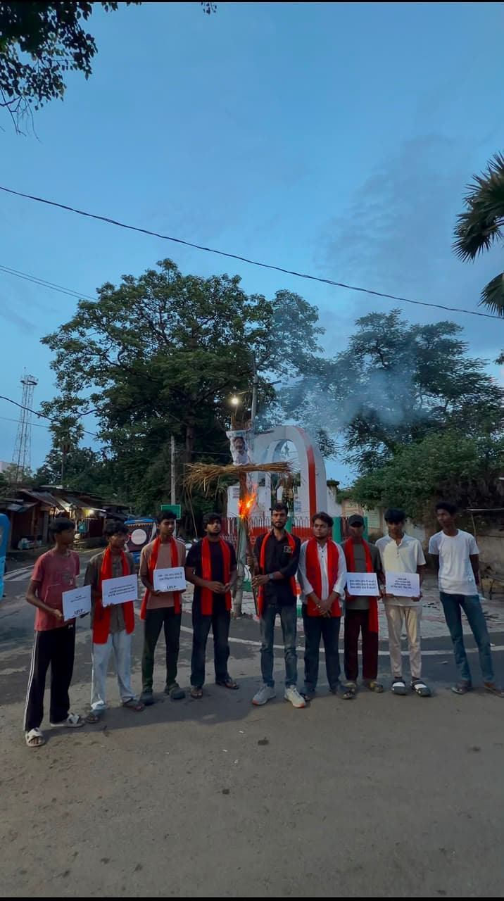 JPSC-JSSC धांधली, भ्रष्टाचार एवं पेपर लीक के विरोध में एबीवीपी का आंदोलन तेज  छात्र नेताओं की गिरफ्तारी के विरोध में तालझारी सहित पूरे झारखंड में मुख्यमंत्री का पुतला दहन - header image