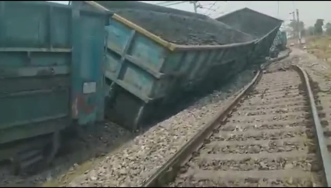 धनबाद रेलमंडल के बरवाडीह-गढवारोड रेलखंड के बीच राजहरा स्टेशन के पास मालगाड़ी की 15 वैगन बेपटरी - header image