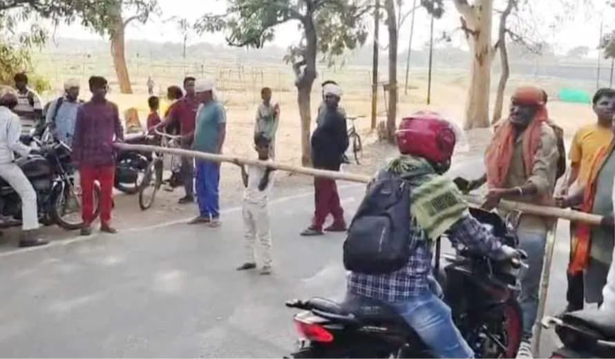 जगन्नाथपुर मंदिर गार्ड हत्या के विरोध में आदिवासी संगठनों का प्रदर्शन, चार संदिग्ध हिरासत में, जांच जारी - header image