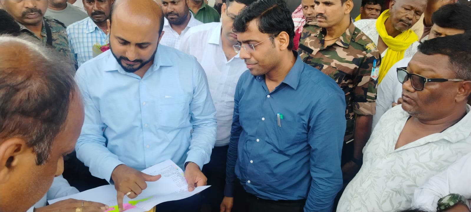 गोला डीवीसी चौक के समीप प्रस्तावित मार्केटिंग परिसर के निर्माण स्थल को लेकर निरीक्षण किया - header image