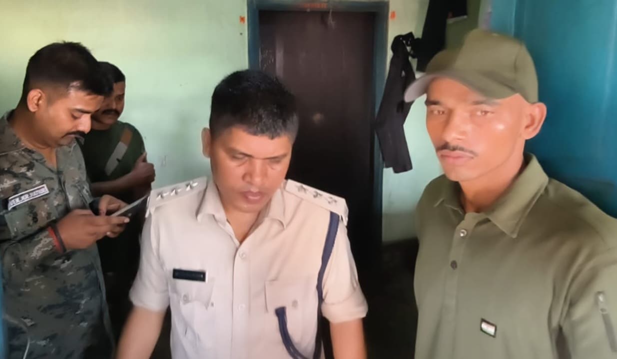 गिरिडीह में दिल दहला देने वाली घटना आई सामने, एक पिता ने अपनी तीन मासूम बेटियों की धारदार हथियार से कर दी हत्या - header image