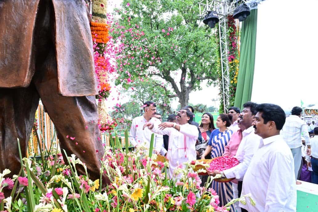पद्म भूषण दिशोम गुरु शिबू सोरेन की आदमकद प्रतिमा का मुख्यमंत्री ने किया अनावरण