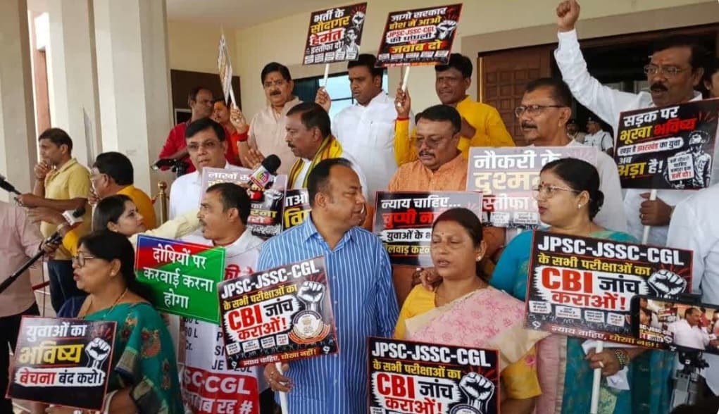 जेपीएससी मामले को लेकर एनडीए के विधायकों ने विधानसभा परिसर में किया प्रदर्शन - header image