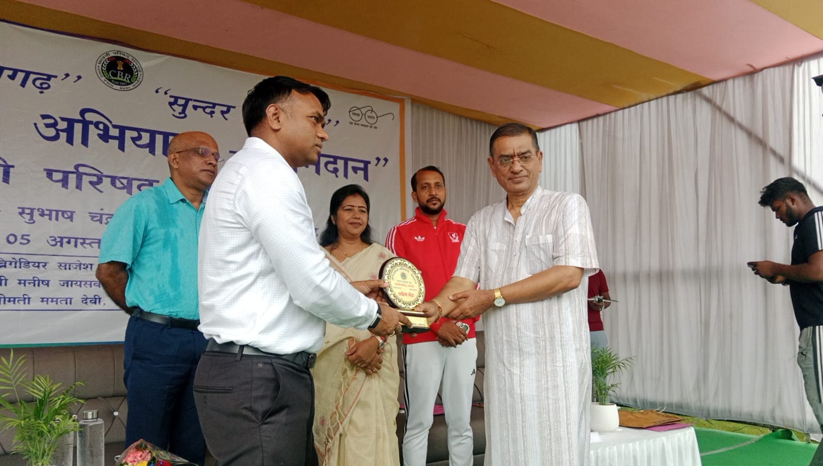 स्वच्छता कार्यक्रम में समाजशाही कमल बगड़िया को सम्मानित किया गया - header image
