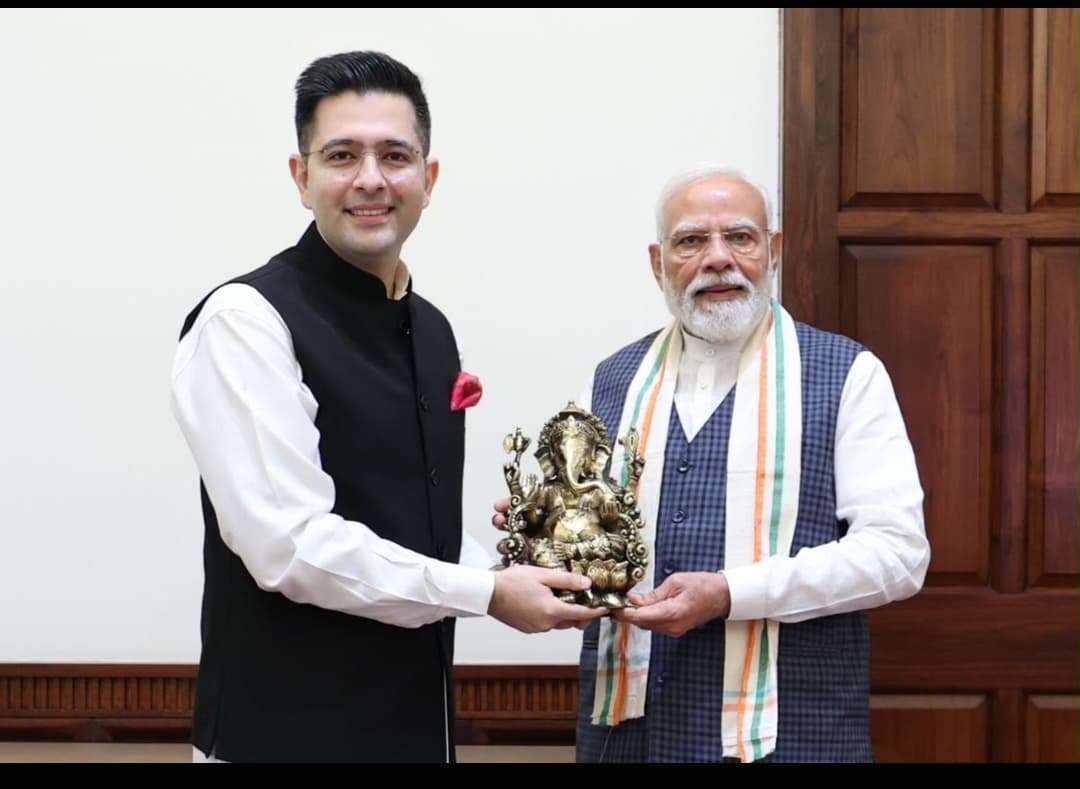 राज्यसभा सांसद राघव चड्ढा की प्रधानमंत्री मोदी से मुलाकात, बातचीत को बताया खास - header image