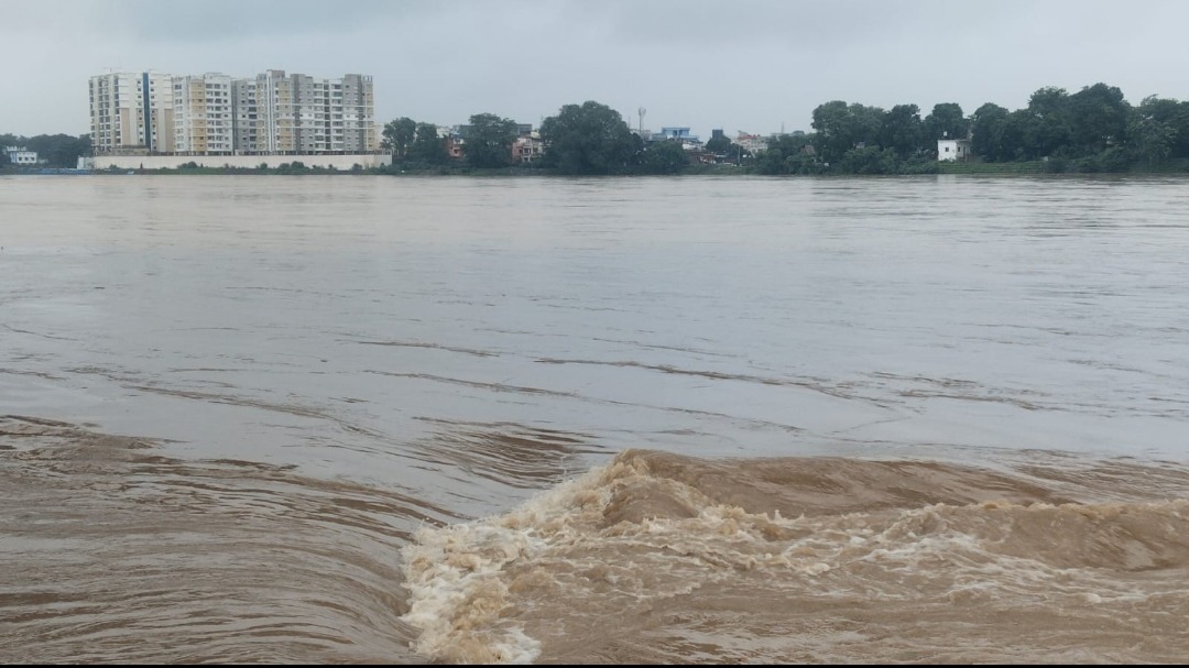 सुवर्णरेखा-खरकई उफान पर, जमशेदपुर में बाढ़ का संकट गहराया - header image