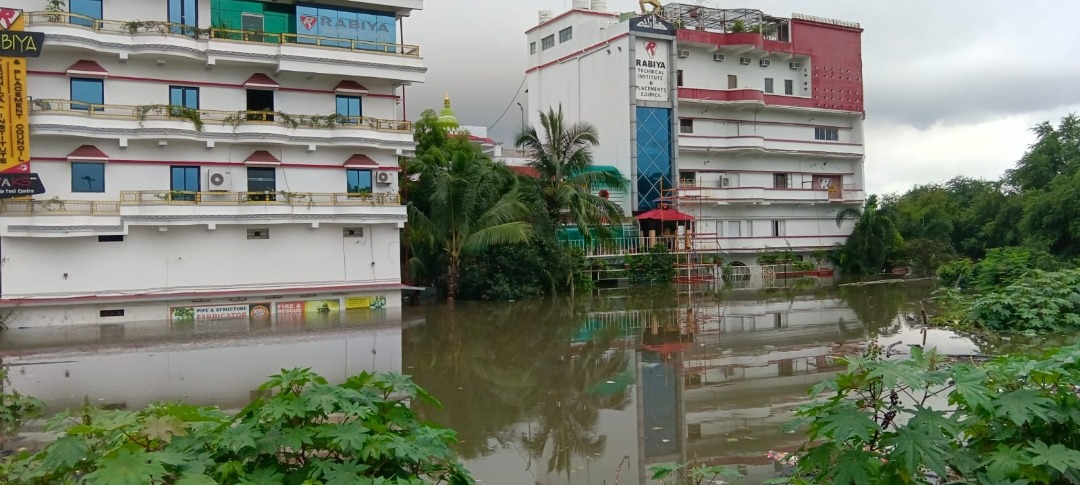 सुवर्णरेखा-खरकई उफान पर, जमशेदपुर में बाढ़ का संकट गहराया - header image